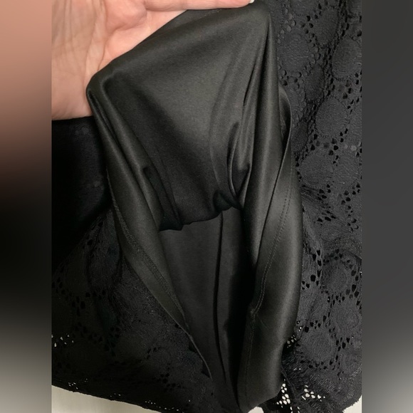 Ronni Nicole - Black Stretchy Lace Short Sleeve Midi Dress - Medium - Picture 5 of 8